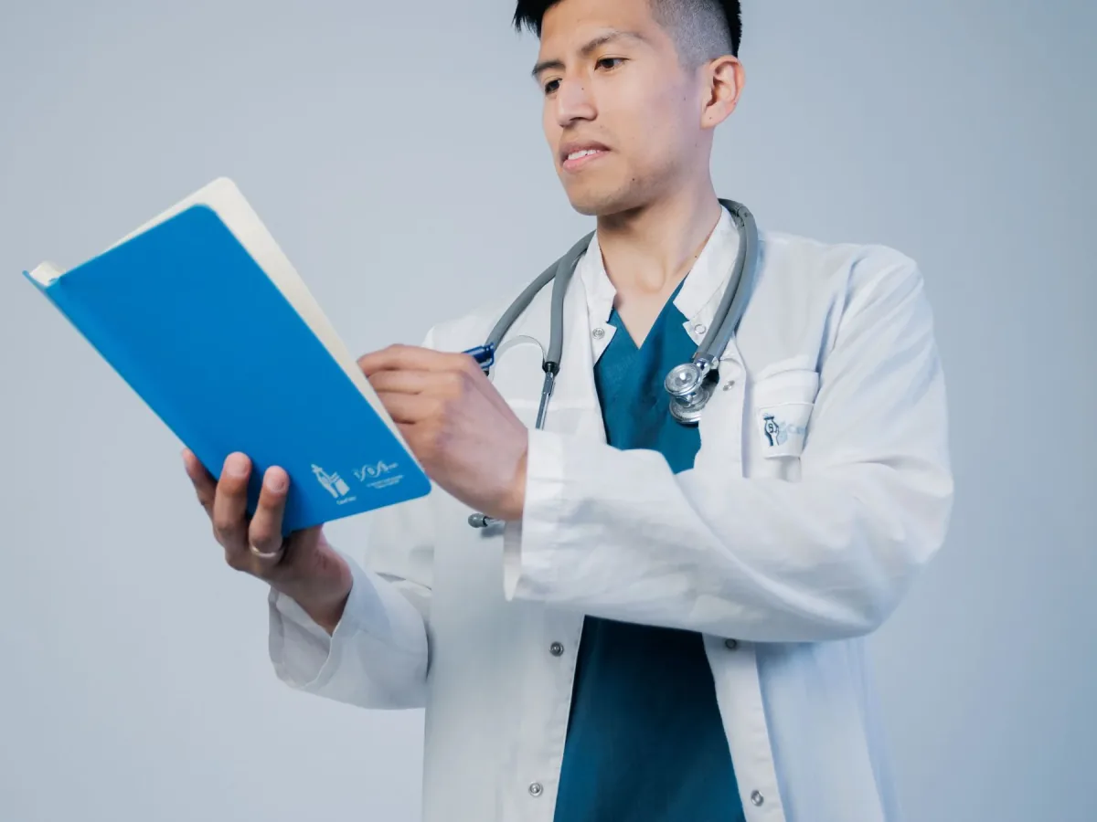 医疗人员查看诊疗记录的温努里分享医院网站页面
